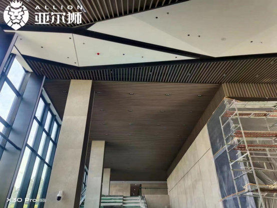 亚尔狮铝制品定制：波浪铝方通，演绎空间艺术的魅力